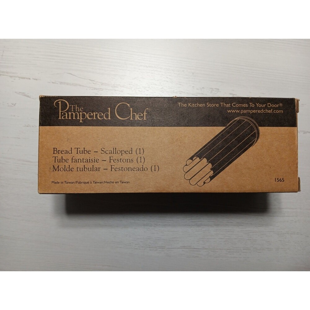 The Pampered Chef Scalloped Bread Metal Tube #1565